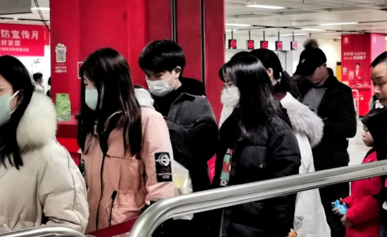 “1例本土確診”沸騰了整個(gè)西安 疫情當(dāng)下 公車上班族該如何做好個(gè)人防護(hù)？(圖7)