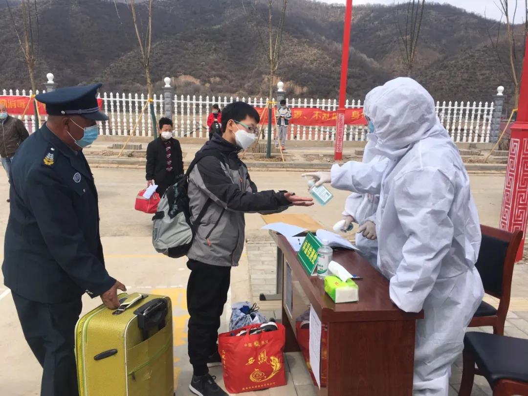 摘自《中華英才》“心系老區(qū) 齊心抗疫”明楷慈善 丹勛文化攜手信點醫(yī)療向革命老區(qū)齊心系列學校捐贈防疫物(圖7)