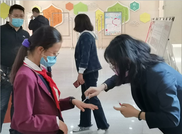 助力教育防疫| 沙坡小學(xué)春季開學(xué)第一課堂邀請(qǐng)信點(diǎn)醫(yī)療消毒技術(shù)專業(yè)老師為學(xué)生進(jìn)行酸化水消毒知識(shí)講解(圖4)