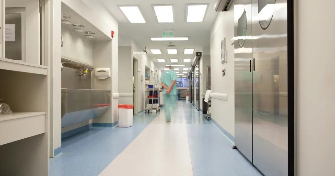 手術(shù)室內(nèi)不同等級(jí)風(fēng)險(xiǎn)區(qū)域的清潔消毒規(guī)范(圖1)