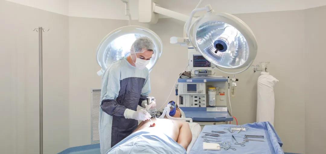 手術(shù)室內(nèi)不同等級(jí)風(fēng)險(xiǎn)區(qū)域的清潔消毒規(guī)范(圖4)